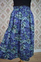 Charger l&#39;image dans la galerie, Jupe mi-longue fleurie bleue T.S
