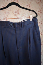 Charger l&#39;image dans la galerie, Pantalon à pince bleu marine rayé T.48 (M)
