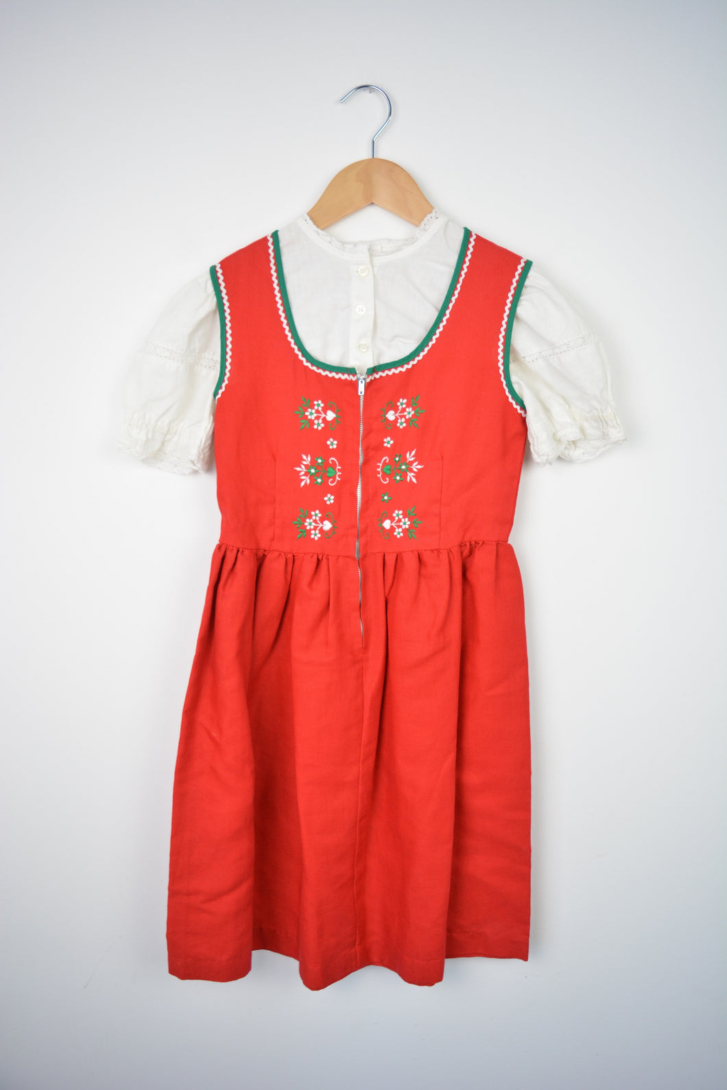 Robe autrichienne rouge T. 10 ans